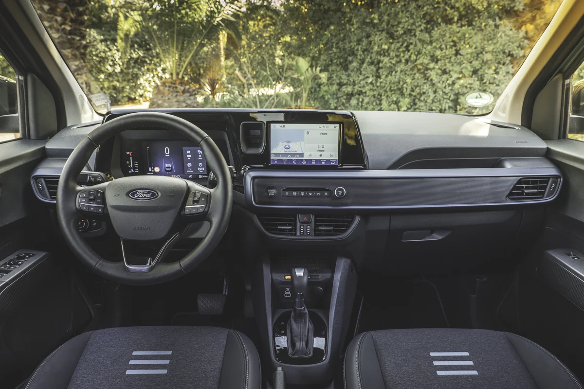 Ford Tourneo Courier iç mekân ve gösterge paneli
