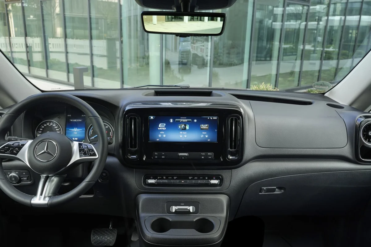 Mercedes-Benz Vito iç mekân ve gösterge paneli