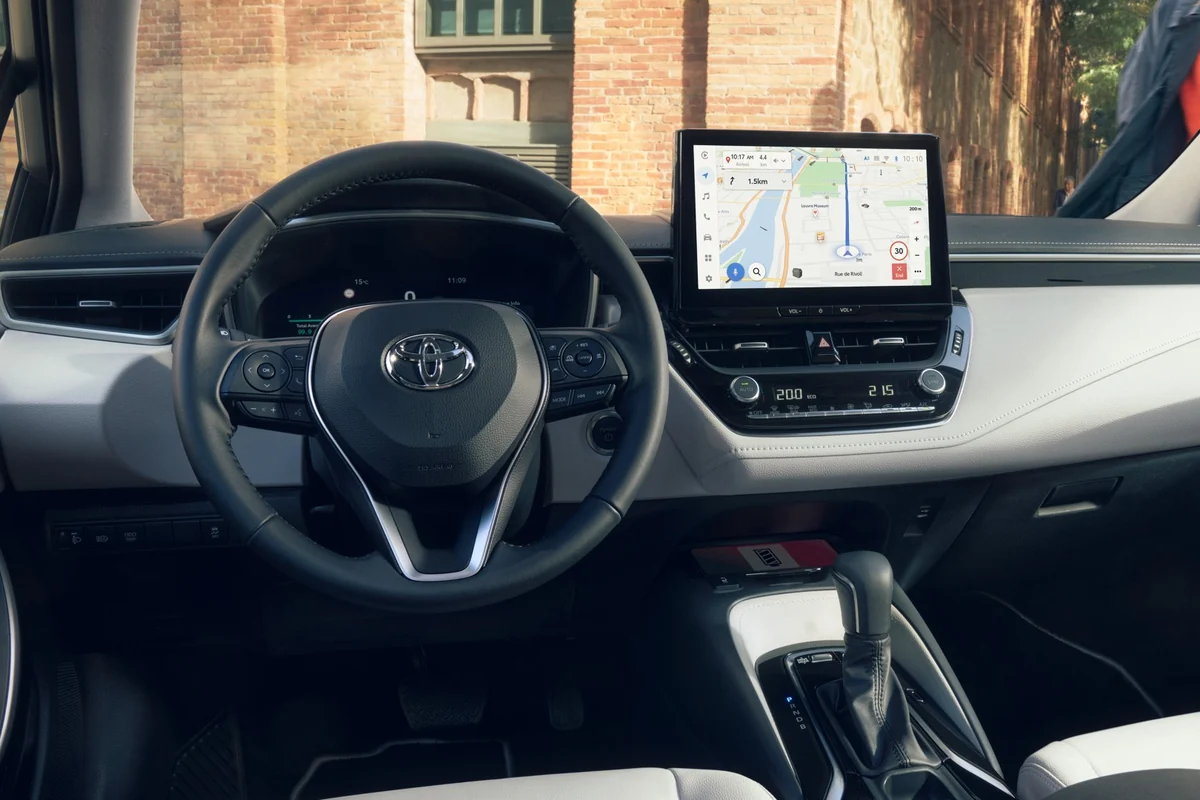 Toyota Corolla iç mekân ve gösterge paneli